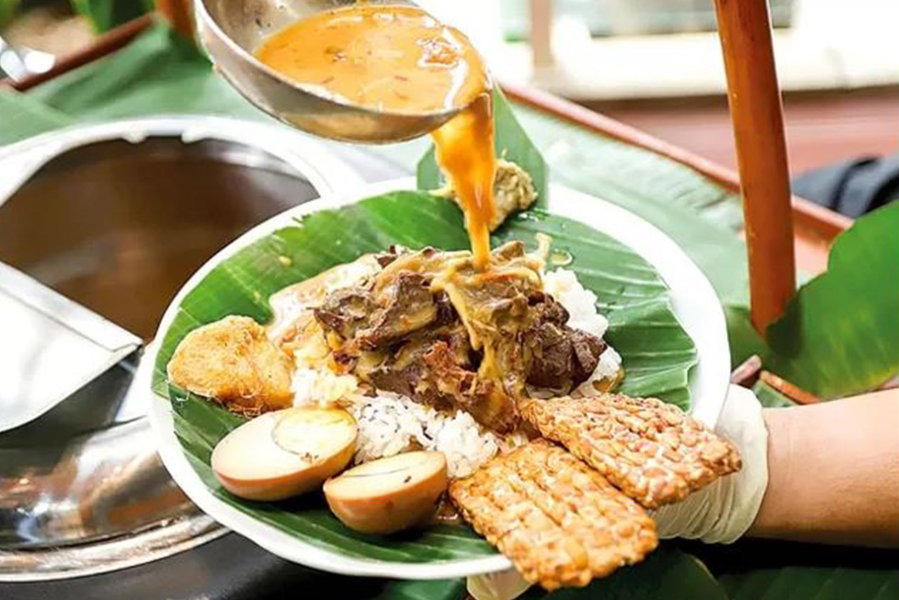 Nasi Gandul Pati di Jantung Cilacap: Rasa yang Menggigit Jiwa